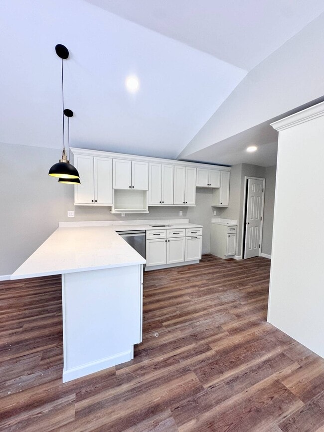 Photo - 521 Middleline Rd