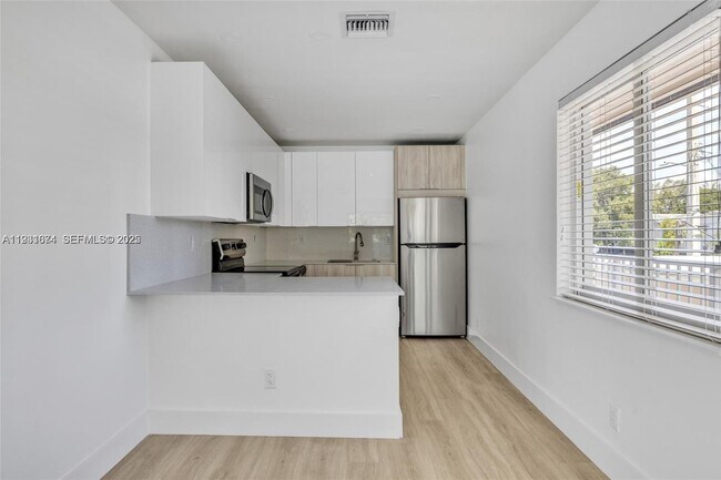 Photo - 417 SE 3rd Ave Unidad 3