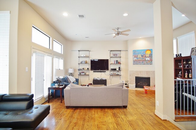 Photo - 818 Lester St