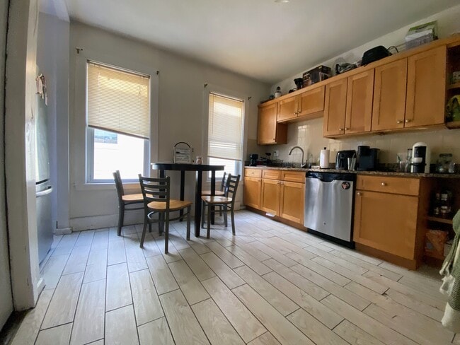 Building Photo - 24 Darling St Unit 3