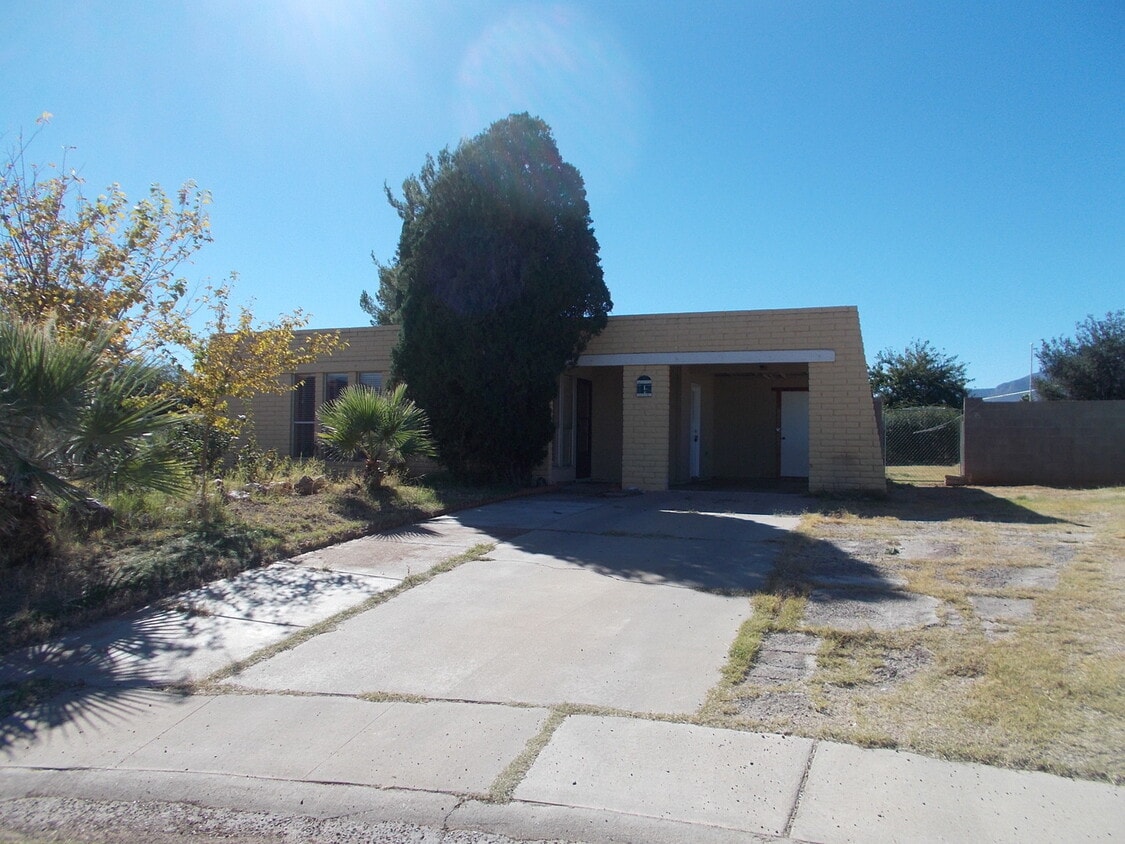 3 Bedroom 2 bath, fenced backyard - 3 Bedroom 2 bath, fenced backyard