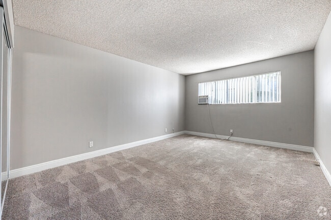 1BR, 1BA - 700SF - Bedroom