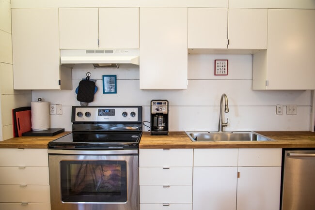 Building Photo - 310 6th Street SW Unit Apt B (Ground Floor)