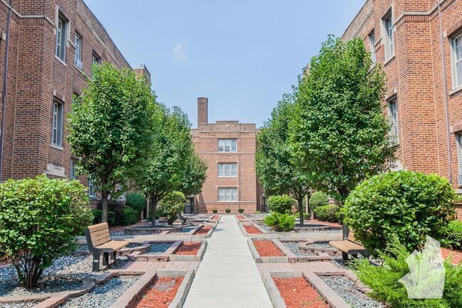 Building Photo - 631 W Barry Ave Unit 3E