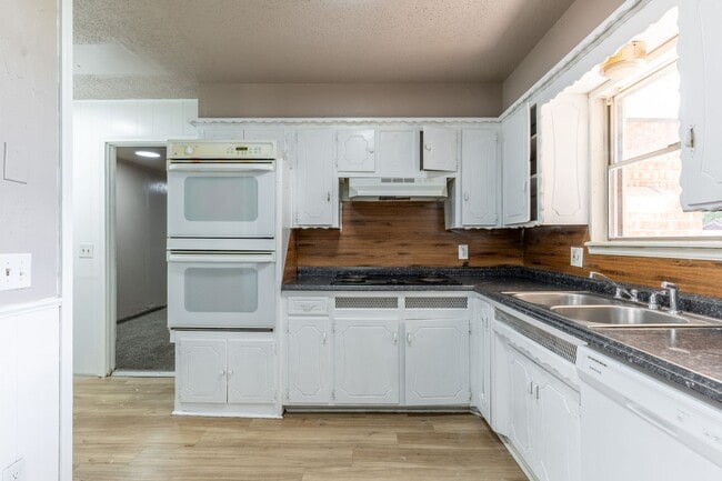 Photo - Gorgeous 5-Bedroom Home!