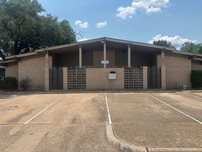 Building Photo - 1 BED 1 BATH IN AUSTIN TX! Rental