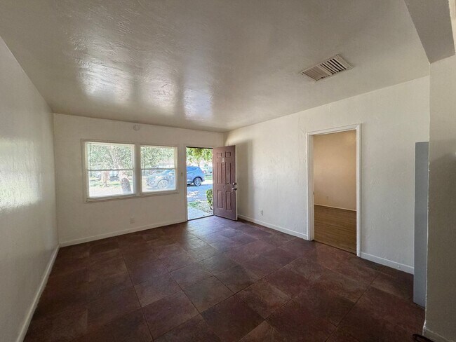 Photo - Remodeled 1 bedroom in 93308! Unit 332 Metzler St #R AKA 824 Roberts Lane #15