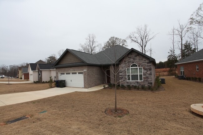 Building Photo - 3bed/2bath Residential House Available Soon!