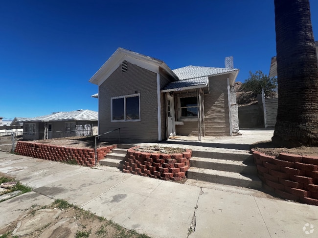Building Photo - 319 E St Rental