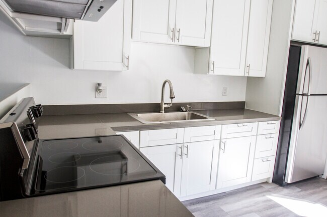 Newly renovated kitchen - 621 Grand Fir Ave Unit 4