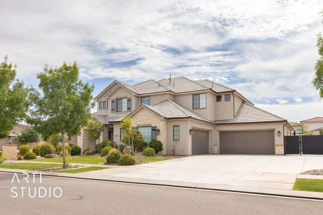 Photo - Gorgeous 5 bed 4 bath with AWESOME BACK YA...