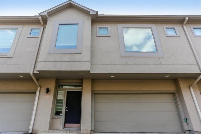 Photo - 4030 Center St