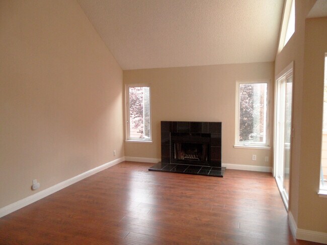 Photo - 3 bed/2 bath Upstairs condo! Hardwood floor, full kitchen, washer/dryer