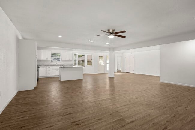 Building Photo - 914 Grand Oaks Dr