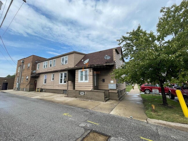 Building Photo - 4030 Pulaski St Unit Front center Rental