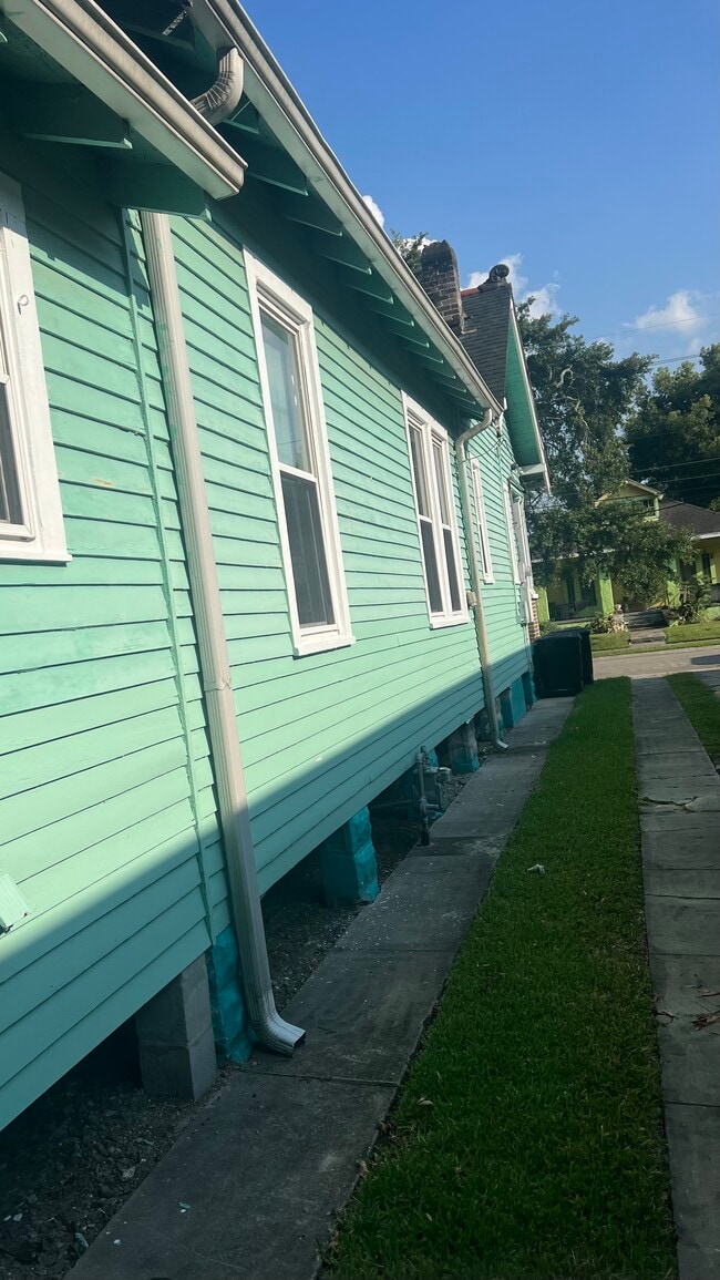 Lado - 2537 Jasmine St