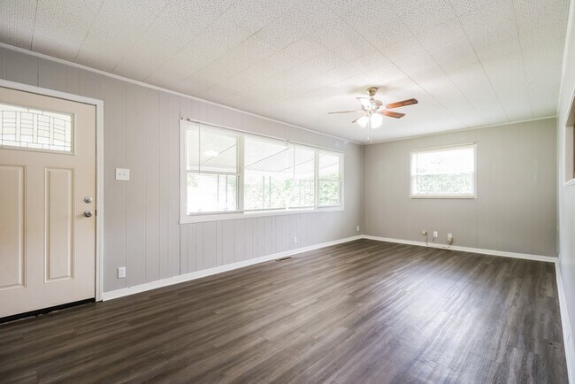 Photo - 6917 Sayler Ave