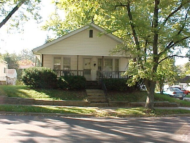 Building Photo - 202 E 15th St Rental