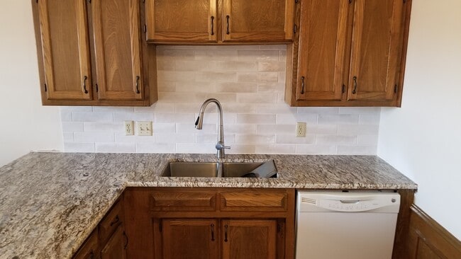 Salpicadero de azulejos de cerámica - 509 Cedar Elm Ln