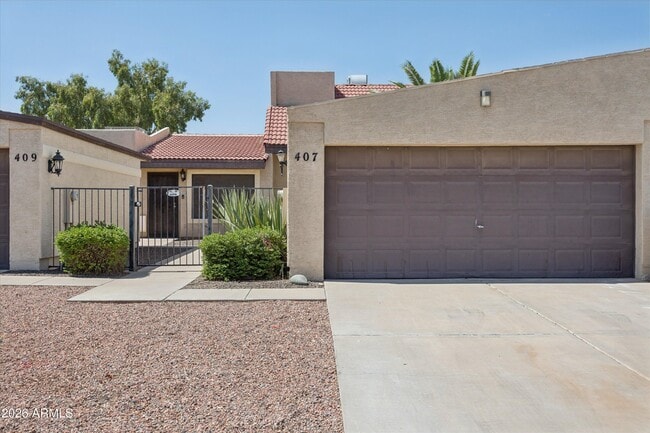 Building Photo - 407 E Pecan Rd