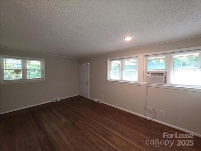 Photo - 1444 Academy St