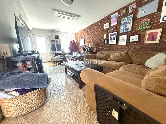 Building Photo - 164 Broadway Unit 3