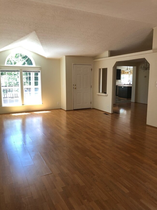 Photo - Spacious 3 bedroom home