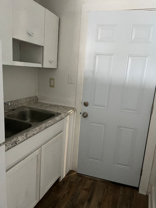 Building Photo - 713 W Adams St Unit Apt 3