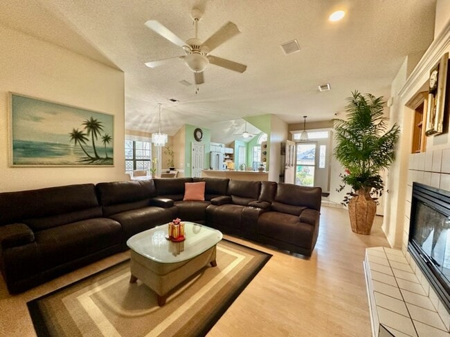 Photo - 2012 Mistral Ln E