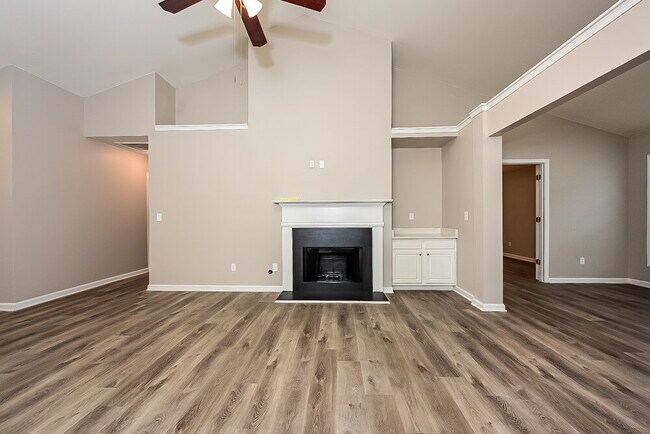 Photo - 421 Eglington Tr