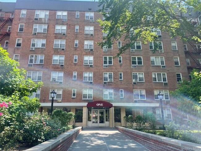 Building Photo - 1 Sadore Ln Unit 2W