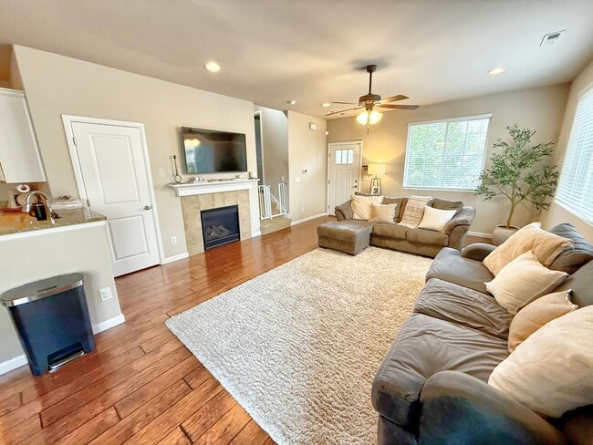 Photo - 3326 Hydra St NE