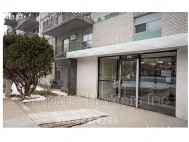 Building Photo - Large ALL INCLUSIVE 2 Bed 1 Bath Main Floo... Unit 107