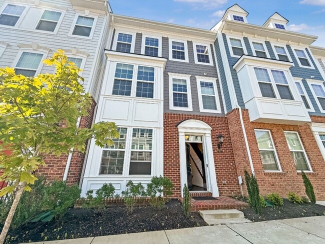 Building Photo - Stunning 4 bedroom townhome with garage