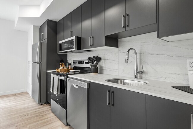 Photo - 2405-2409 Carlsen Av