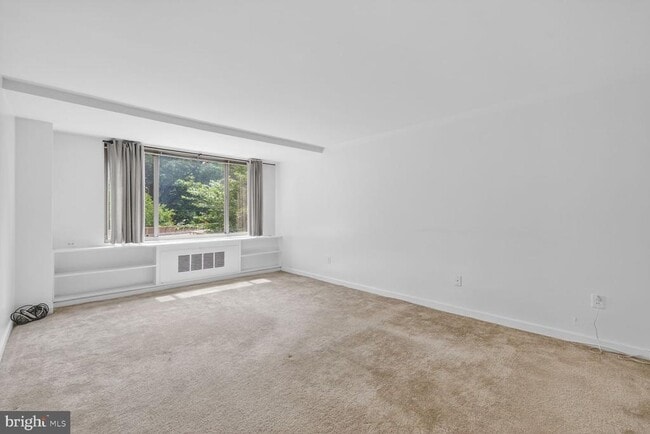 Building Photo - 1121 Arlington Blvd Unit 348