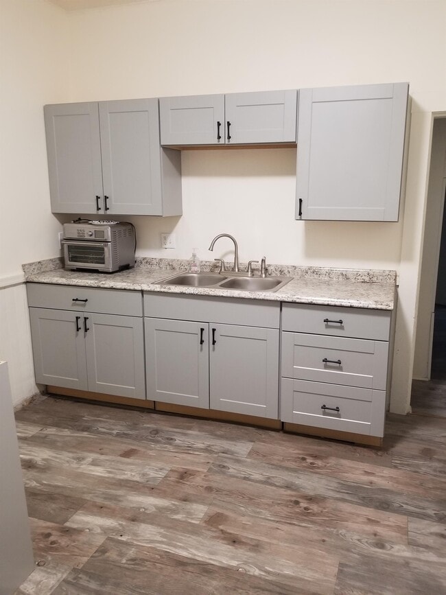 Photo - 10 N Touchet St