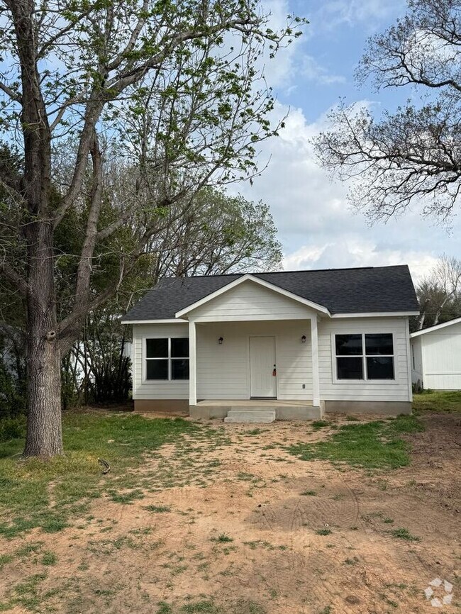 Building Photo - Charming 2 Bedroom / 2 Bath Bungalow Rental