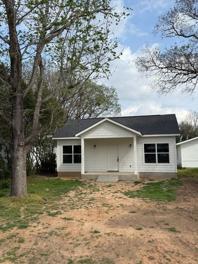 Building Photo - Charming 2 Bedroom / 2 Bath Bungalow Rental