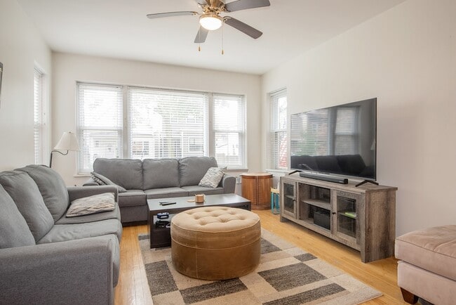 Photo - 3834 N Hermitage Ave Unit 1