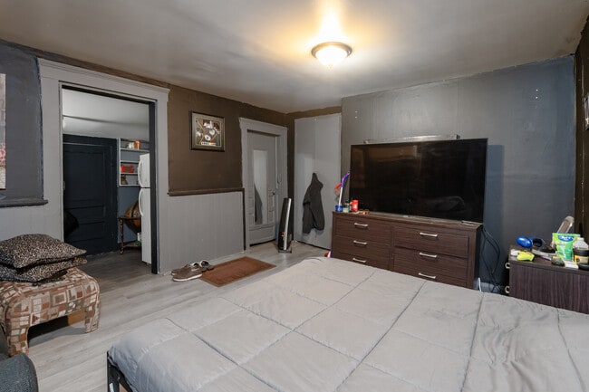 Building Photo - 837 E Burnett Ave Unit Rear  #2 Rental