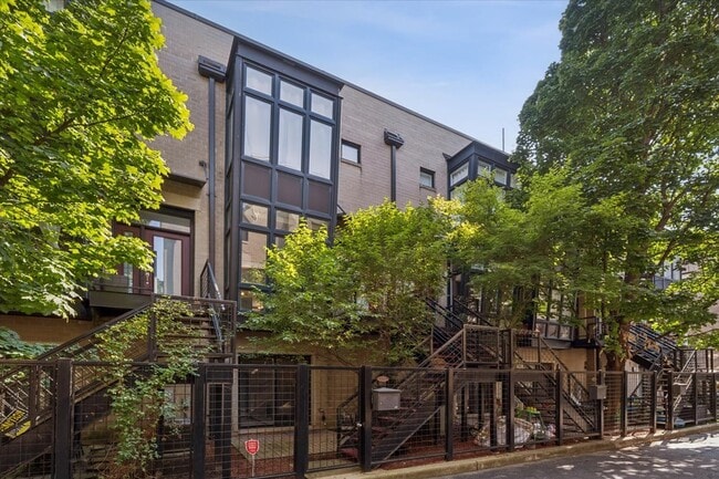 Building Photo - 1713 W Diversey Pkwy