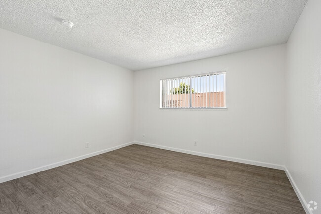 2BR, 1BA - 875SF -