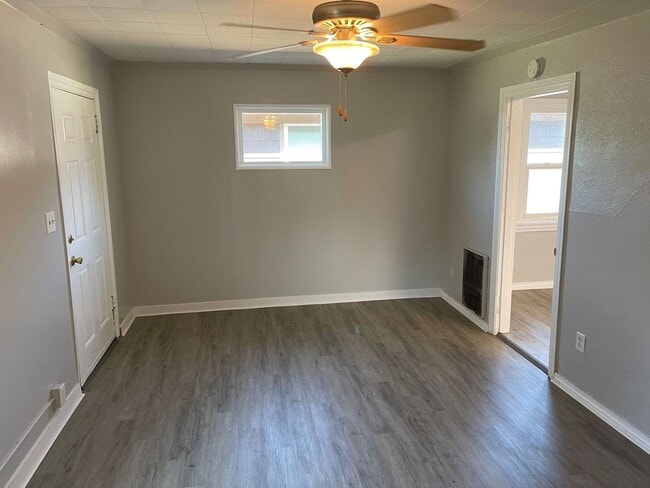 Photo - 2135 Eberlein Ave