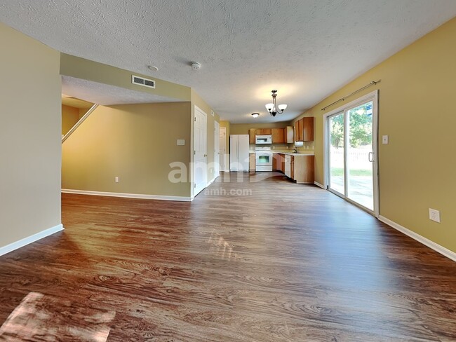 Photo - 640 Linden Creek