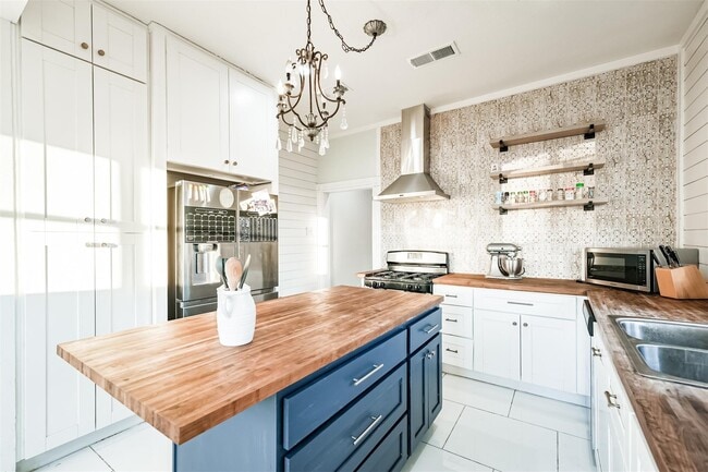 Photo - 4016 Avenue Q 1/2