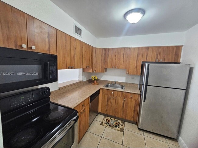 Building Photo - 5241 Geneva Ct Unit 202