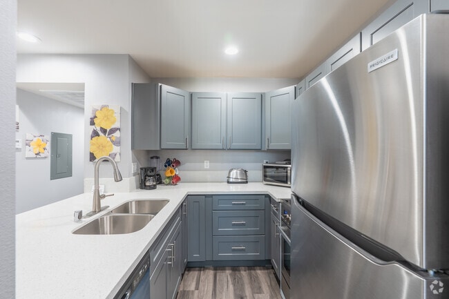 2BR, 2BA - 1,000SF - Kitchen