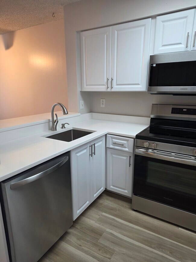 Kitchen - 2222 N Cypress Bend Dr Unit #202
