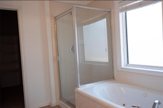Photo - 102 N Queenscliff Cir